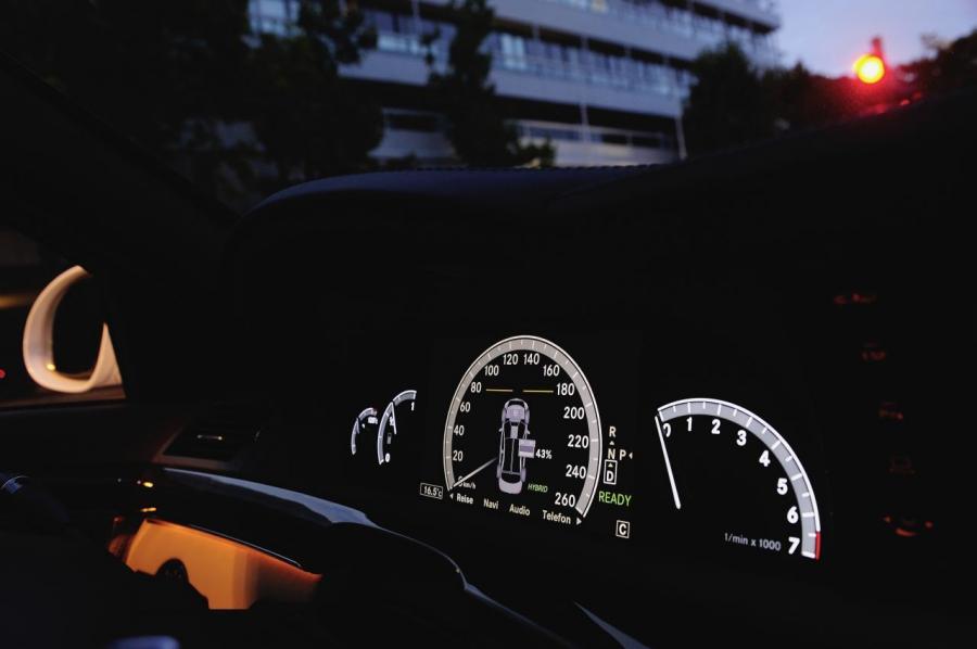  Mercedes-Benz S400 BlueHYBRID 2008 года  (фото 10 из 35)